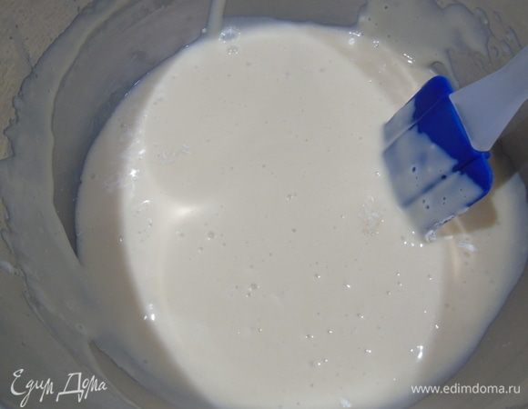 Добавьте натуральный йогурт, растительное масло, муку и разрыхлитель. Все взбейте.