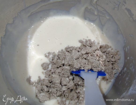 Халву покрошите и добавьте в тесто. Перемешайте.