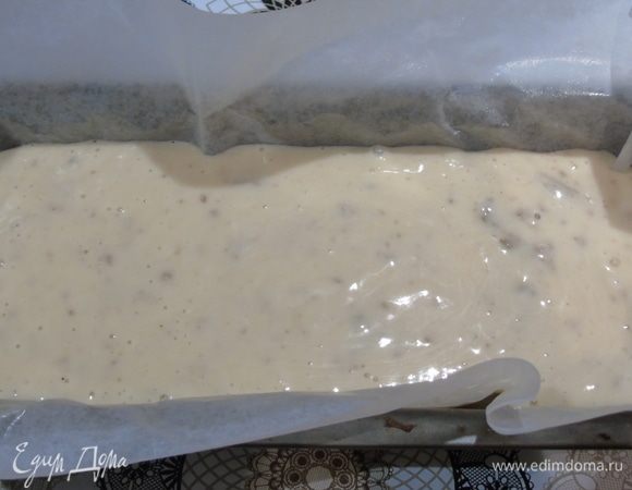 Вылейте тесто в форму, застеленную пергаментом и смазанную маслом. При желании посыпьте сверху кедровыми орешками.