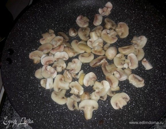 Шампиньоны нарезаем и обжариваем на оливковом масле.