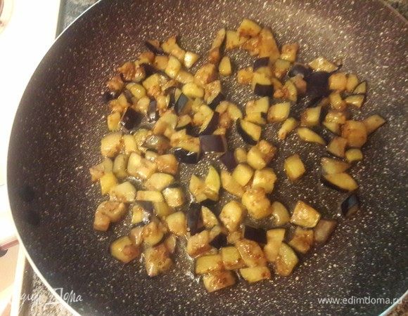 С баклажанов сливаем воду, обжариваем на оливковое масле.