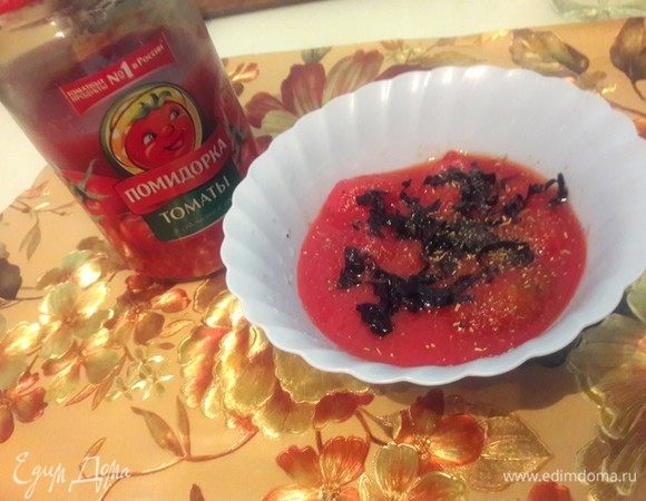 С помидоров ТМ «Помидорка» снять кожицу и вместе с жидкостью слегка измельчить блендером, добавить мелко нашинкованные базилик и чеснок. Добавить итальянские травы. Перед подачей прогреть на сковороде.