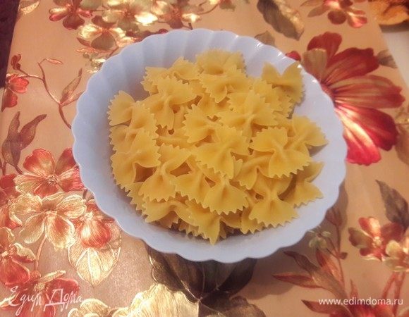 Фарфалле твердых сортов отварить до состояния аль денте по рецепту с упаковки.