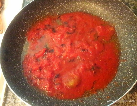 Прогреть на сковороде соус из томатов, добавив небольшое количество оливкового масла.