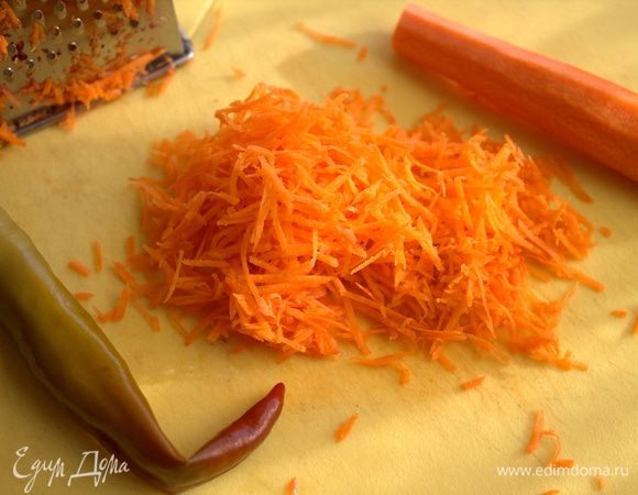 Морковь натереть, чили измельчить.