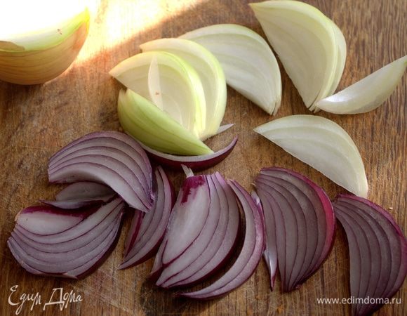 В оригинале используется обычный лук и лук-порей, я брала репчатый и красный.