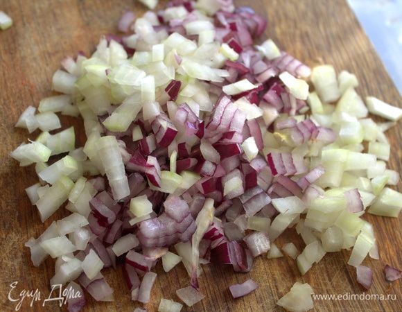 Измельчить лук.