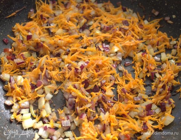 Обжарить морковь и лук вместе.