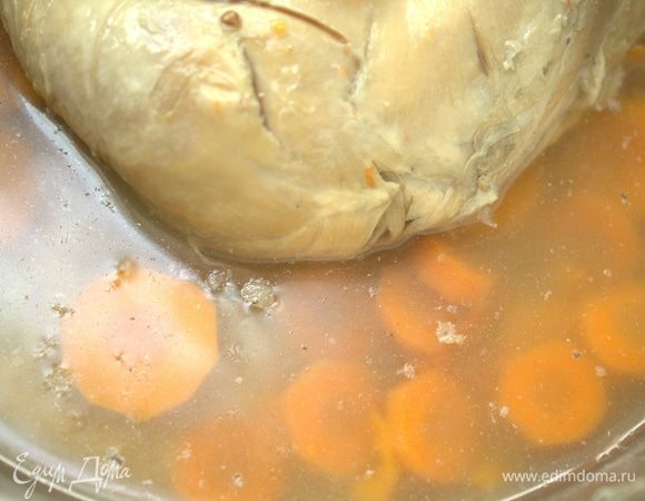Куриный бульон процедить или осторожно слить.