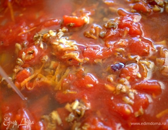 Вылить бульон к овощам. Лучше перелить в более удобную кастрюлю. Посолить и поперчить.