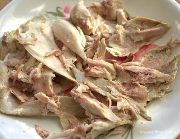 Куриную ножку из бульона отделить от кости и распотрошить на волокна.