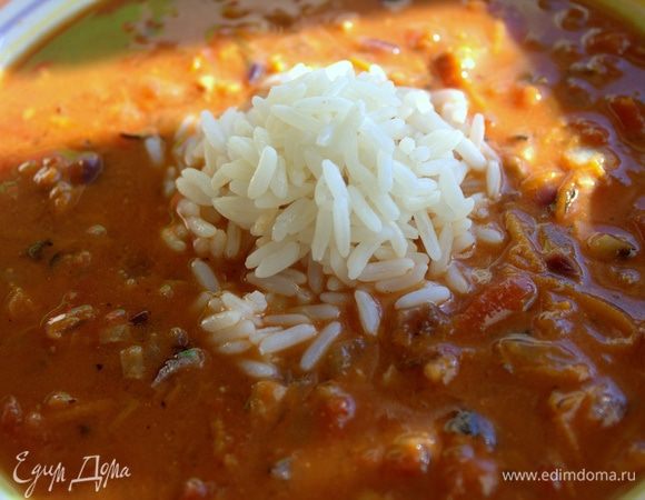 В центр тарелки положить горку риса и залить супчиком, который по желанию можно пробить блендером.