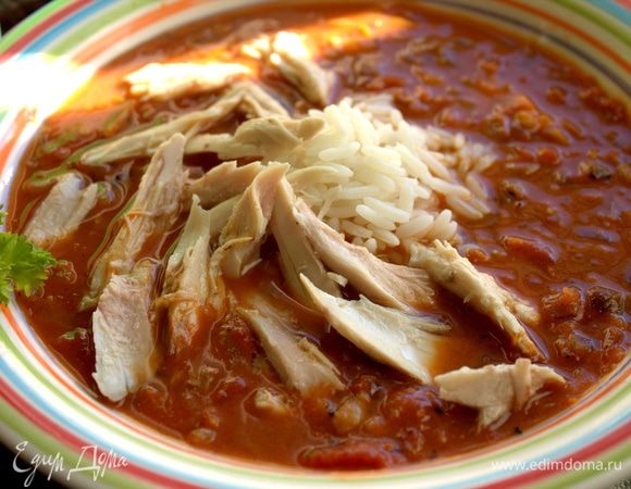 Каждому в тарелку положить кусочки курицы.