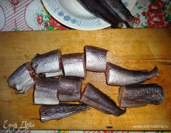 После разморозки тушки хека обсушить и нарезать на кусочки.
