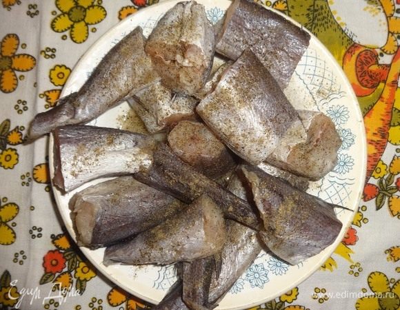 Полить рыбу лимонным соком, немного поперчить и дать постоять минут 20.