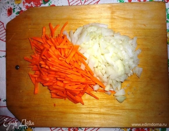 Лук, чеснок, морковь очистить, вымыть, высушить бумажным полотенцем. Лук и чеснок нарезать мелкими кубиками, морковь — тонкой соломкой.