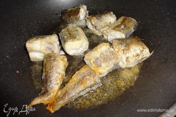 В сковороде разогреть половину растительного масла. Выложить рыбу и обжарить с двух сторон до румяной корочки.