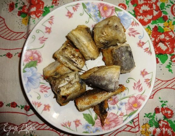 Обжаренную рыбу выложить на тарелку, накрыть крышкой.