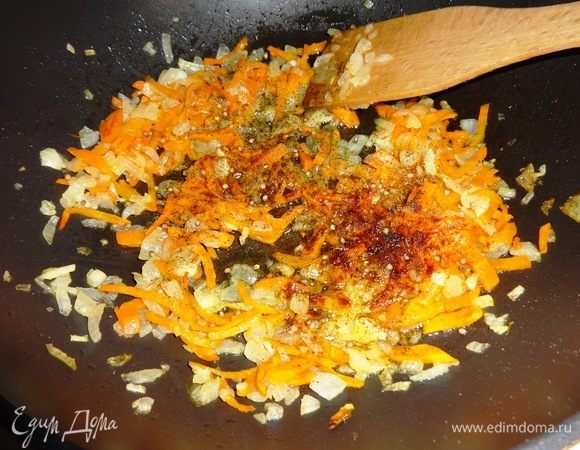 Добавить к обжаренным овощам специи: паприку, кориандр и перец. Обжарить 1 минуту.