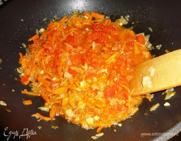 Положить в сковороду измельченные помидоры, жарить 2–3 минуты, помешивая.