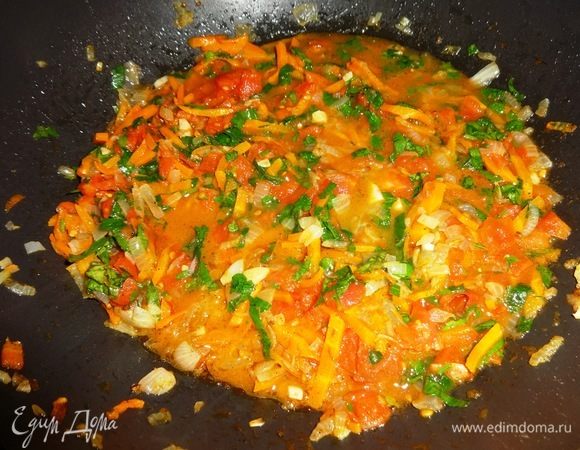 Нарезанную зелень положить в сковороду к овощам, посолить, поперчить, перемешать, тушить 1 минуту.