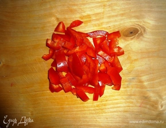 Сладкий перец помыть, очистить от семян и перегородок, нарезать короткой соломкой.