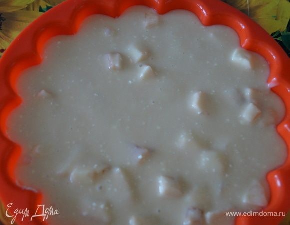 Из указанных ингредиентов замешайте тесто до густоты сгущенного молока. Вылейте равномерно на яблоки.