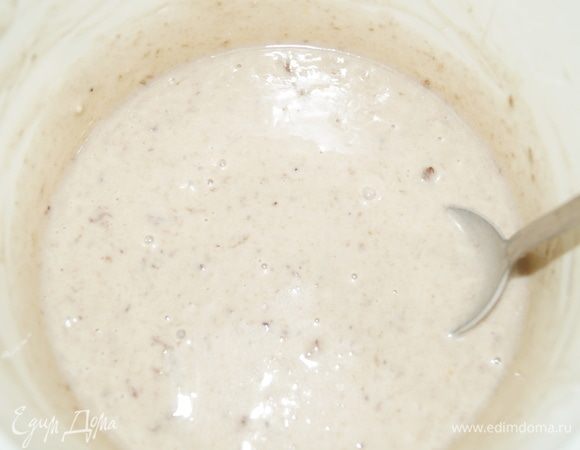 Из ингредиентов замесите негустое льющееся тесто. Начинайте замешивать: яйцо, кефир, сода, варенье, просеянная через сито мука, масло растительное.