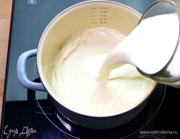Соединить в кастрюле (желательно с толстым дном) литр молока и рис.
