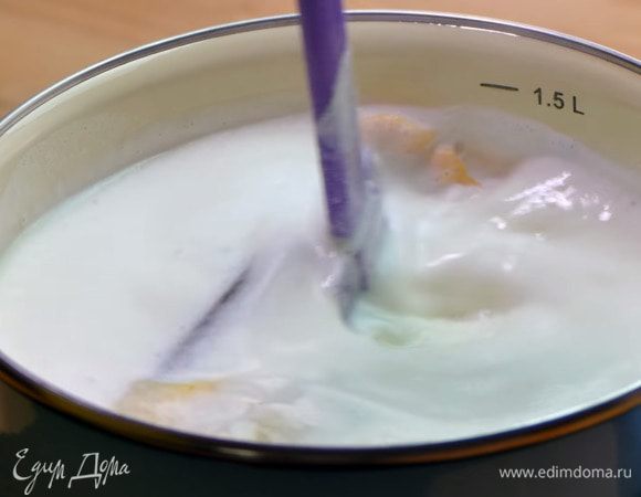 Очистить небольшой кусочек корки с апельсина и лимона. Положить корки и палочку корицы в кастрюлю.