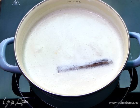 Довести до кипения и сразу же уменьшить огонь. Томить на медленном огне 40 минут, помешивая каждые 5 минут.