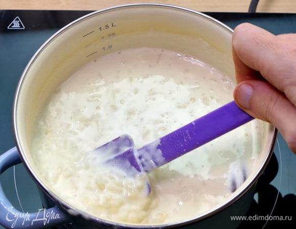 Пленку не нужно убирать, просто перемешать, она помогает придать блюду кремовую консистенцию.