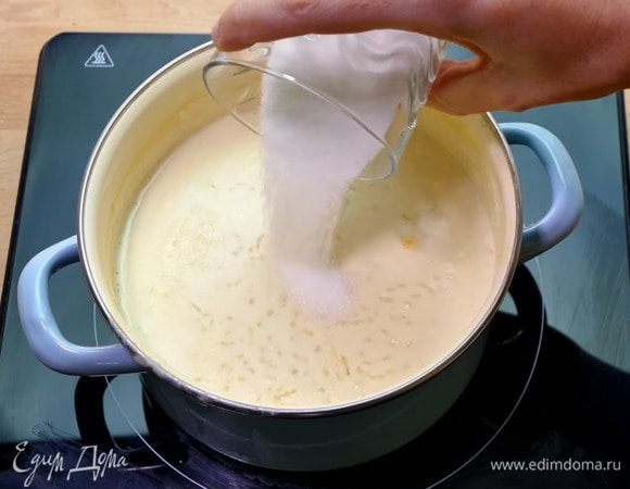 По истечении 40 минут всыпать сахар и перемешать. Томить еще 10 минут.