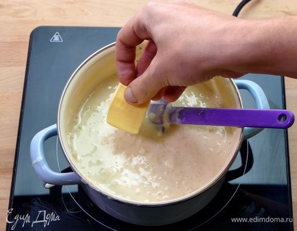 Положить в кашу масло и перемешать. Выключить огонь и дать постоять минуты 2–3.