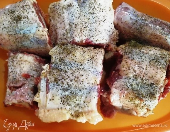 Бычий хвост нарезать кусочками примерно по 5 см. «Худенькую» часть хвоста я оставила для холодца, в ней есть практически нечего. Солим и перчим хвост со всех сторон.