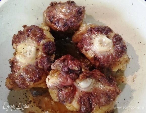 Обжариваем на оливковом масле до образования аппетитной корочки со всех сторон. Перекладываем в емкость, в которой будем тушить рагу.