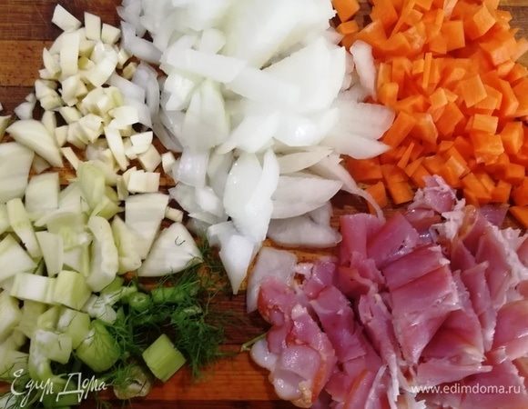 Пока мясо обжаривалось, нарезали лук, морковь, фенхель, чеснок и бекон.