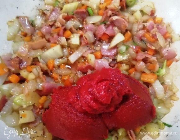 Обжариваем овощи 5–6 минут, затем добавляем томатную пасту и перемешиваем.