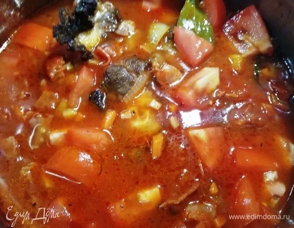 Вливаем в рагу воду. Дожидаемся закипания, уменьшаем огонь до среднего уровня (даже чуть ниже). Накрываем кастрюлю крышкой и томим 2 часа.