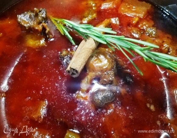 Через 2 часа кладем в рагу веточку розмарина и палочку корицы. Вот теперь доводим рагу до вкуса при помощи соли и перца. Томим под закрытой крышкой 40 минут.