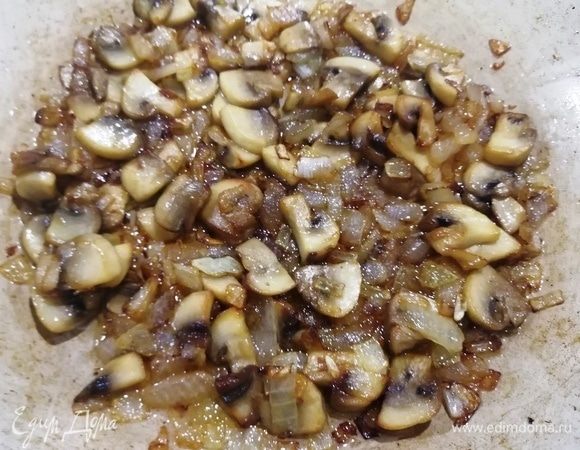 Пока рагу готовится, отварим перловку до полуготовности (около 20 минут). Обжариваем шампиньоны и лук на оливковом масле.