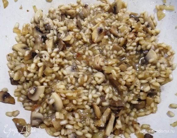 Добавляем частями весь бульон. Когда весь бульон впитается, вливаем 2 ст. л. сливок и добавляем 1 ст. л. тертого сыра. Перемешиваем, и все готово.