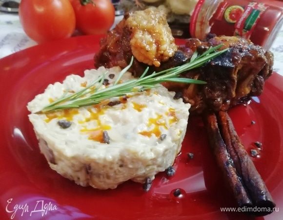 Выкладываем на тарелку перлотто, поливаем соусом, рядом кладем бычьи хвосты и подаем протертый соус.