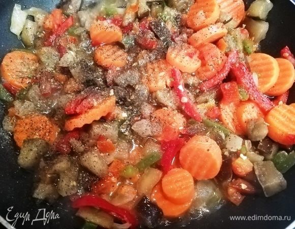 Обжариваем в небольшом количестве растительного масла. Солим и перчим.