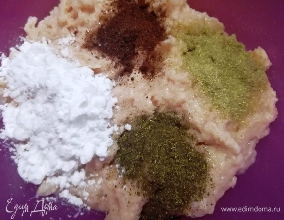 Добавляем к фаршу крахмал и специи, перемешиваем.