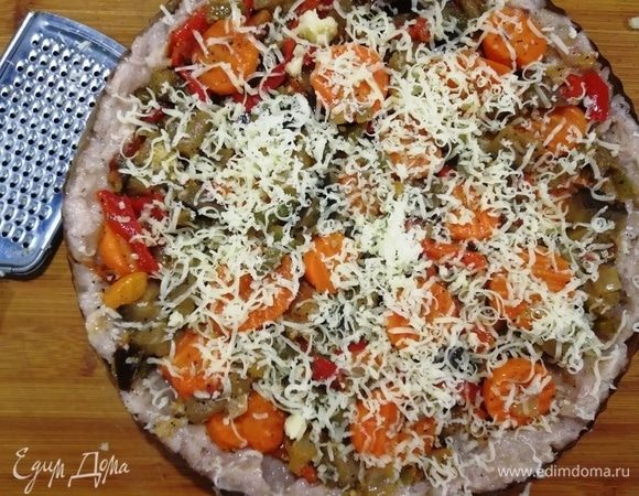 Посыпаем тертым сыром.