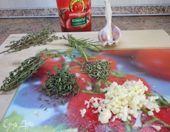 Чеснок нарубить мелкими кубиками. Листочки розмарина нарубить, а листочки тимьяна просто оборвать с веточек.