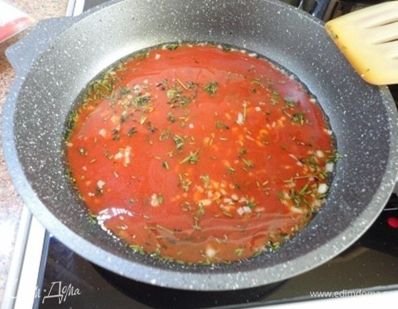 Вылейте томатный сок, поперчите черным свежемолотым перцем, посолите по вкусу. По-прежнему плита включена на минимум.