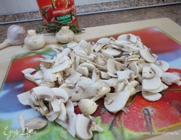 Грибы нарежьте тоненькими пластинками, а если они у вас крупные, то еще на несколько частей.