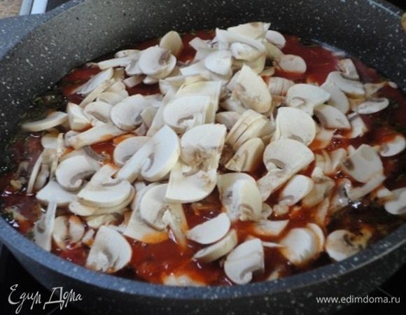 Выложите в сковороду, перемешайте, доведите до кипения и на медленном нагреве, потушите 20 минут при закрытой крышке.